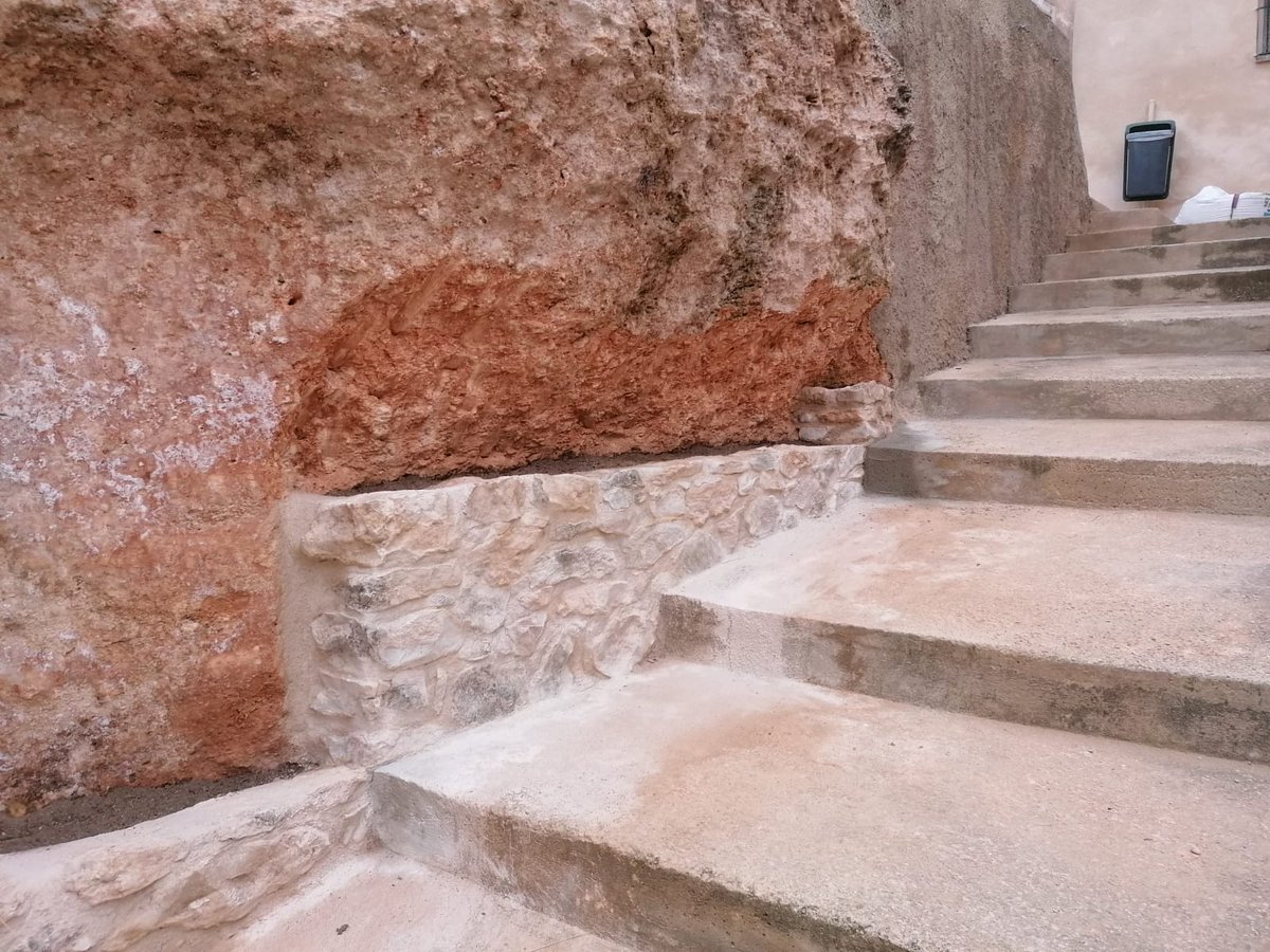 ATivissa's tweet photo. 👷 Durant les últimes setmanes, els treballadors de la brigada municipal de #Darmós han realitzat un treball important al carrer dels Pous.
S'ha arranjat la paret i s'ha embellit amb un marge amb jardinera.
👍 Seguim treballant per #Darmos.
#treballemxDarmos https://t.co/Ncm7UFWzPw