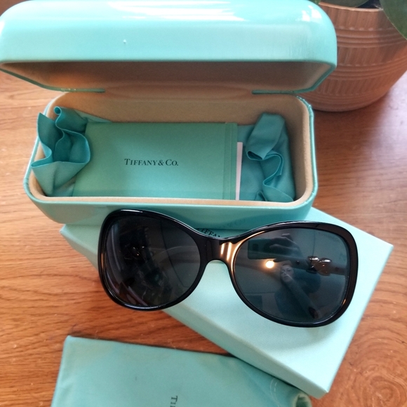 thegomamas's tweet photo. So good I had to share! Check out all the items I'm loving on @Poshmarkapp #poshmark #fashion #style #shopmycloset #tiffanyco #quiksilver #chelseaviolet: https://t.co/Kn7tD5cHD9 https://t.co/Uh8Lmz4IGn