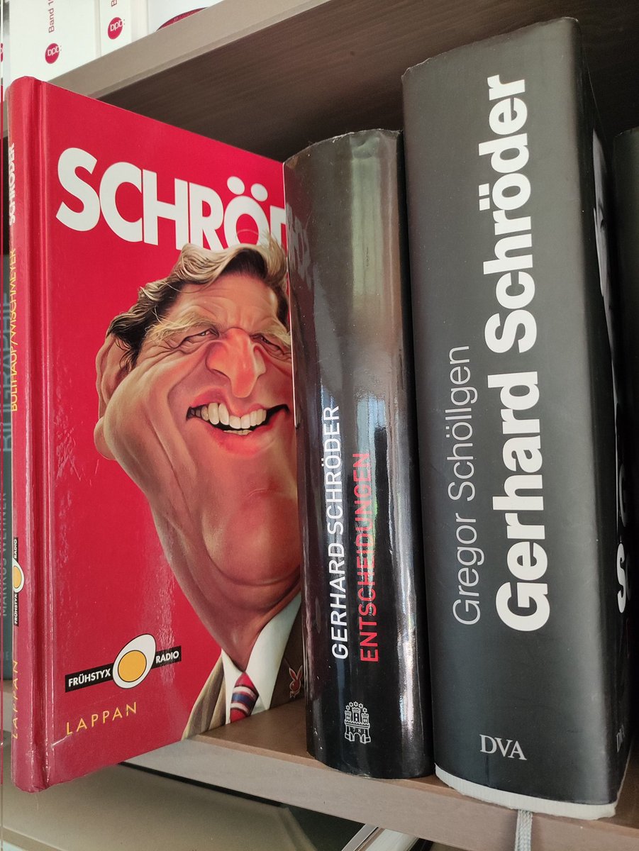 So Gerd... Dann tu jetzt auch mal was dafür, dass Du den wichtigen Büchern so viel Platz im Regal wegnimmst.
 #GerhardSchroeder #GerhardSchröder 
#hannover
#mitputinindersauna