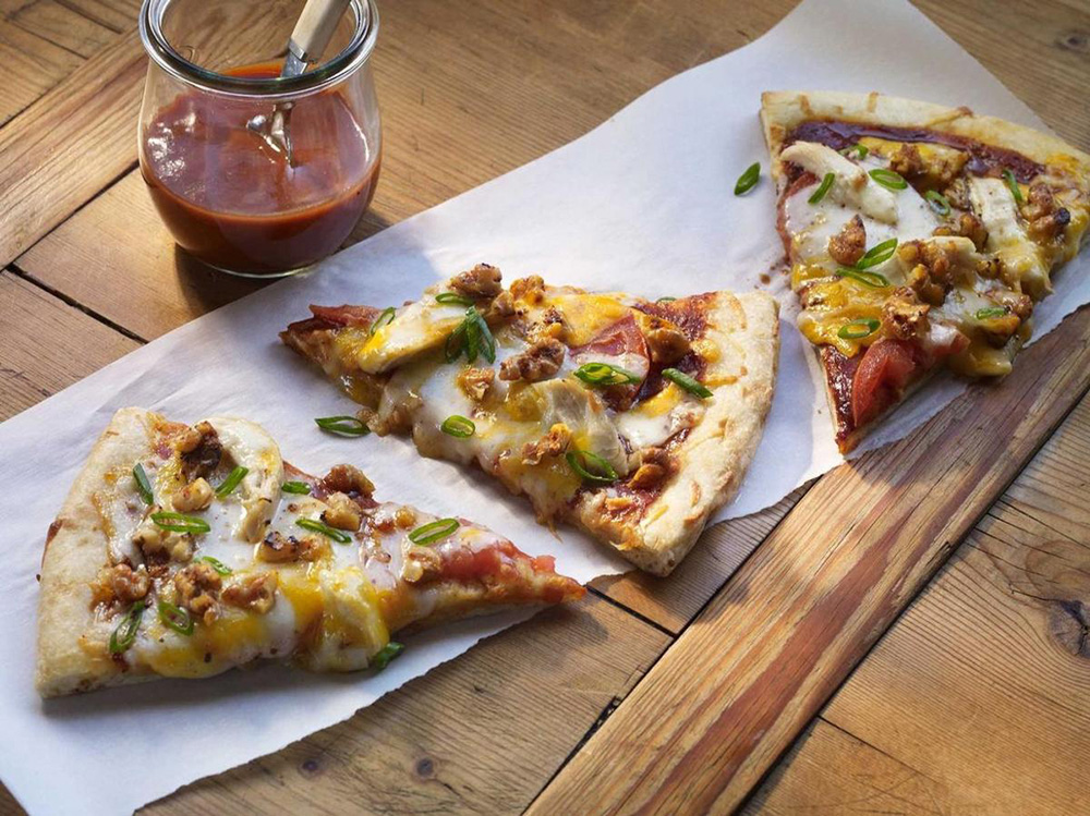 NuezCalifornia's tweet photo. ¿Quién se apunta a un viernes de 🍕? ¡Nosotros decimos sí! 😍 Descubre la #receta de pizza barbacoa de pollo con todo #ElPoderDel3 de las #nueces en nuestro #ClubdeRecetas 👉 https://t.co/WG4pNScLWE https://t.co/vY0UTh5iYA