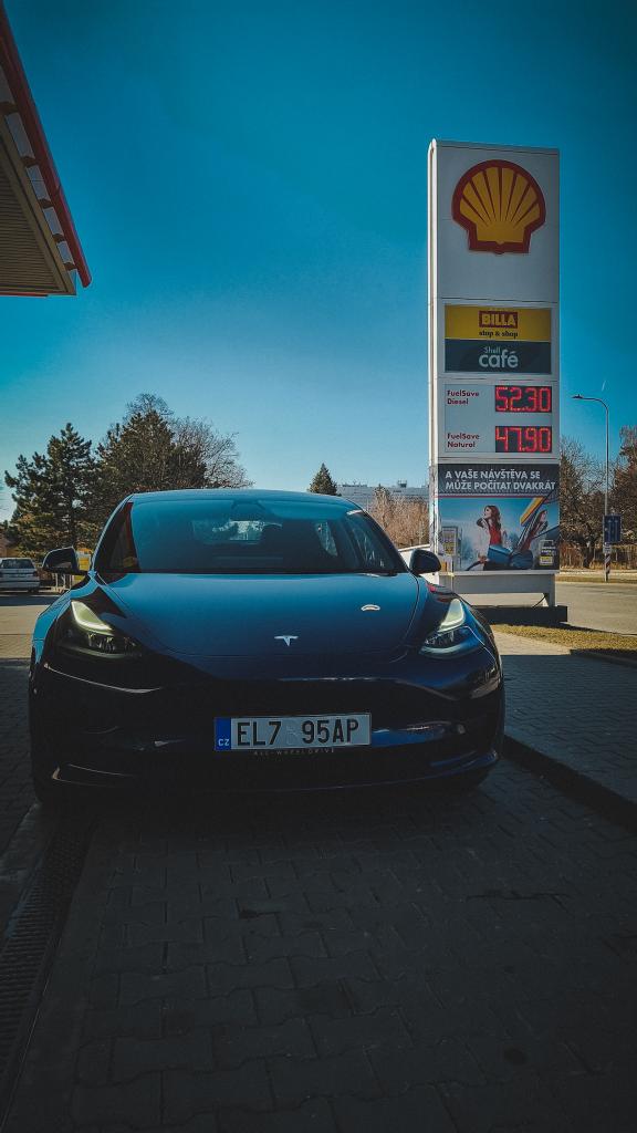 elegantnikuryr's tweet photo. Pokud si stěžuješ na vysoký ceny PHN:
01 V těchto časech to fakt nejsou problémy 🇺🇦
02 Kup si elektromobil a "tankuj" doma 🏪🔋
03 Používej veřejnou dopravu 🚕🛴🚋

@OndrejBacina @BlanikZ @TeslaMotorsCZ @HatasLukas https://t.co/b49dDXxCKQ