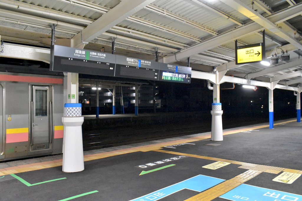 unohaman's tweet photo. 2022.03.11
ダイヤ改正前日の柏崎駅
改札口には、いつも見慣れていた、越後線156M~翌125Mになるため夜間停泊する115系たちの姿は無く、改めて彼らが引退したことを証明するかのように、静かなひとときが流れていました。
#ダイヤ改正
#越後線
#115系
#柏崎駅
#156M
#125M https://t.co/EhgmEk14rQ