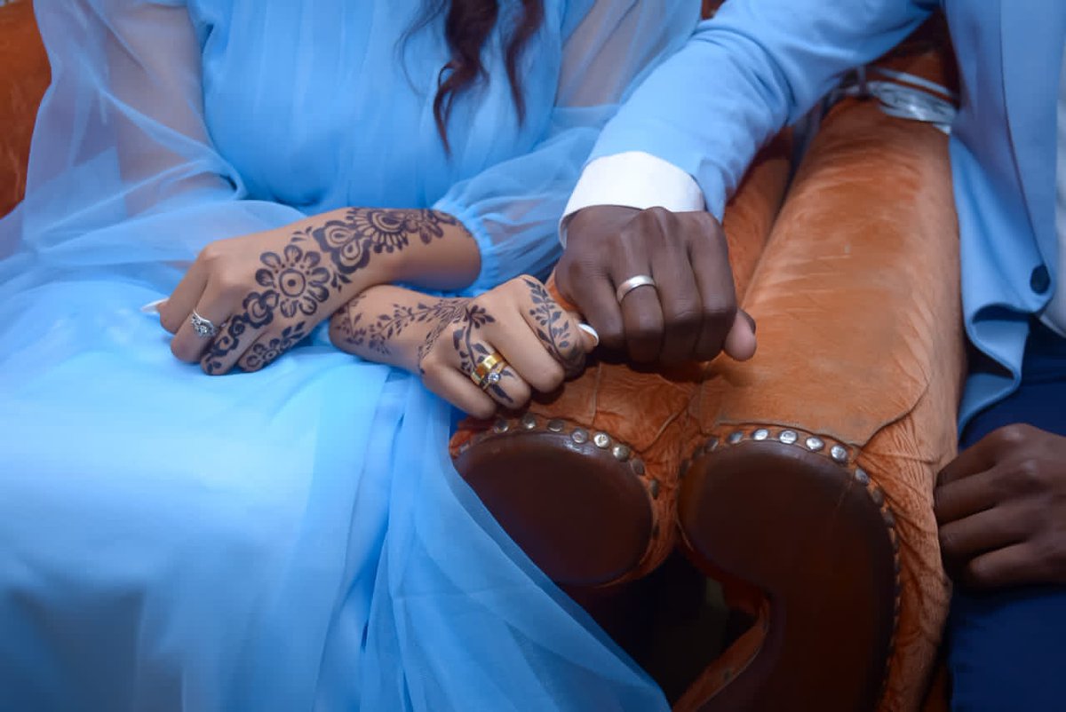 Laymonada97's tweet image. يشبه أن تركض العمر كله مذعورًا، ويصادفك في منتصف الطريق كهفٌ تستريح به من عناء المسافة 💜🦋