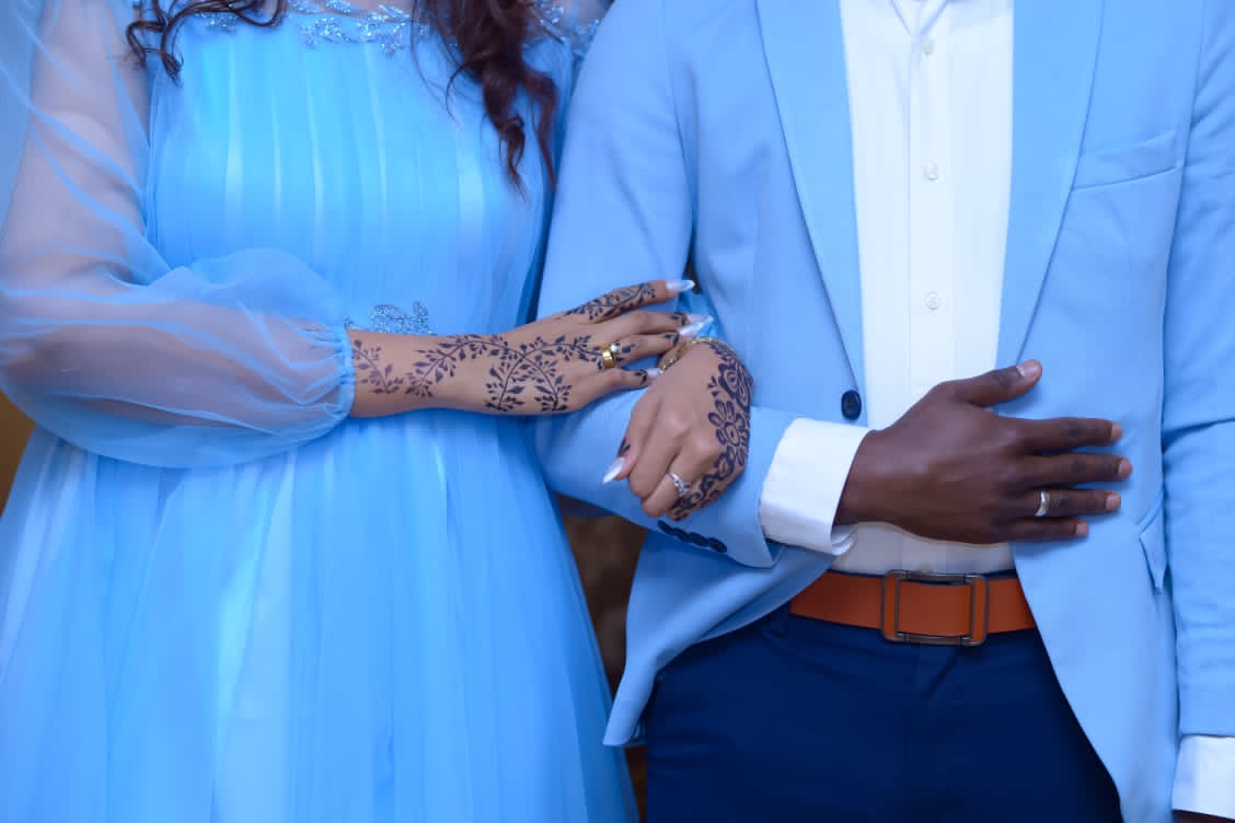 Laymonada97's tweet image. يشبه أن تركض العمر كله مذعورًا، ويصادفك في منتصف الطريق كهفٌ تستريح به من عناء المسافة 💜🦋