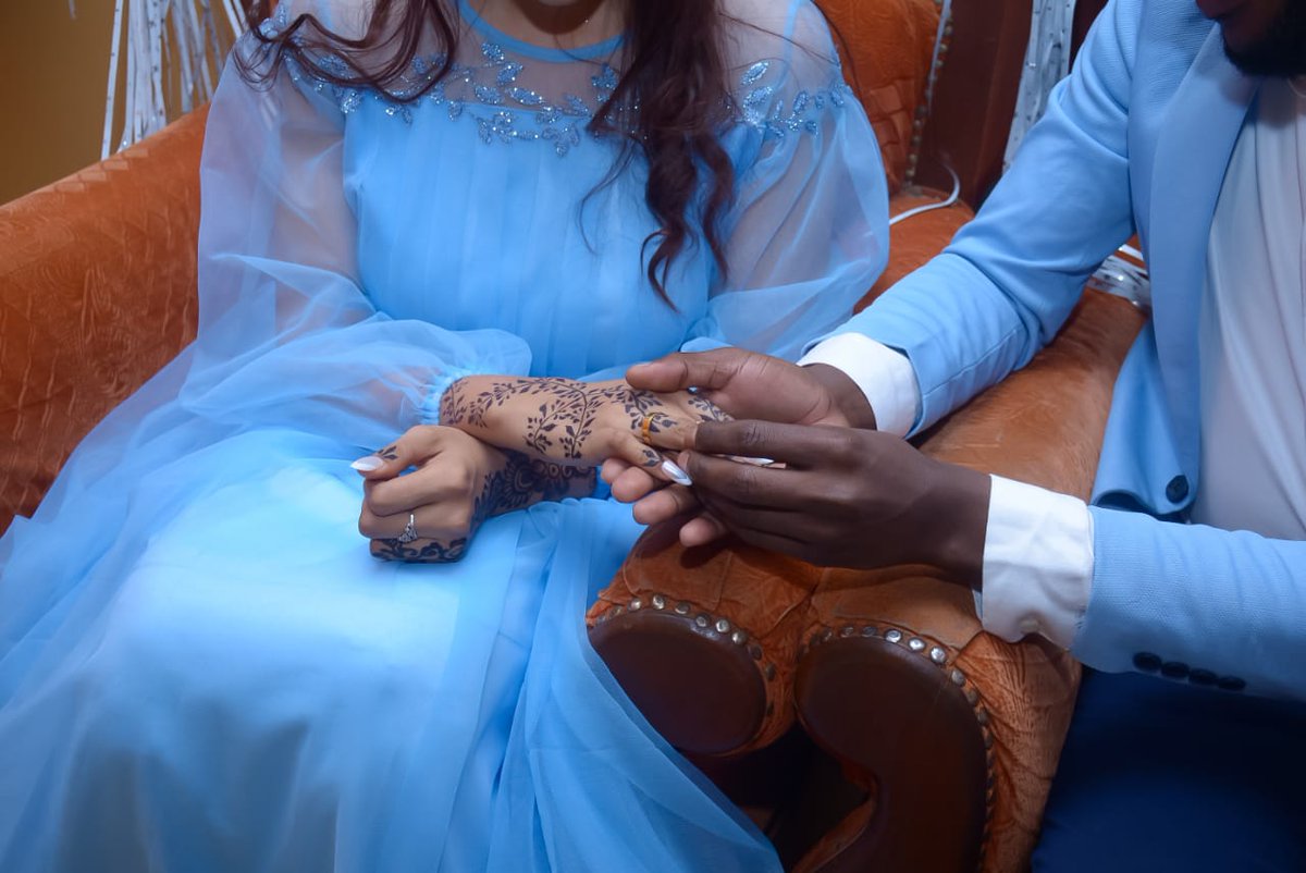 Laymonada97's tweet image. يشبه أن تركض العمر كله مذعورًا، ويصادفك في منتصف الطريق كهفٌ تستريح به من عناء المسافة 💜🦋