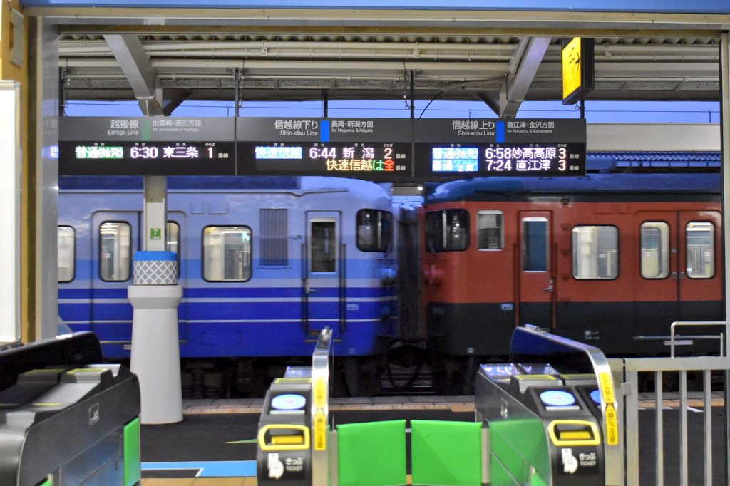 unohaman's tweet photo. 2022.03.11
ダイヤ改正前日の柏崎駅
改札口には、いつも見慣れていた、越後線156M~翌125Mになるため夜間停泊する115系たちの姿は無く、改めて彼らが引退したことを証明するかのように、静かなひとときが流れていました。
#ダイヤ改正
#越後線
#115系
#柏崎駅
#156M
#125M https://t.co/EhgmEk14rQ