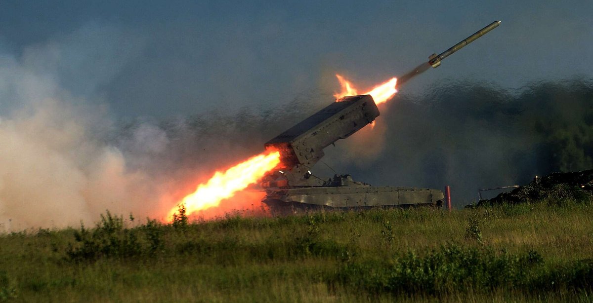 MediasetTgcom24's tweet photo. Il terrificante Tos-1 Solntsepyok, il lanciamissili termobarici usato dai russi  #UkraineWar #Ukraine #Russia #guerraucraina #ucraina #kiev #termobariche https://t.co/KZ6hTOPVVk https://t.co/mbz4ASW3st