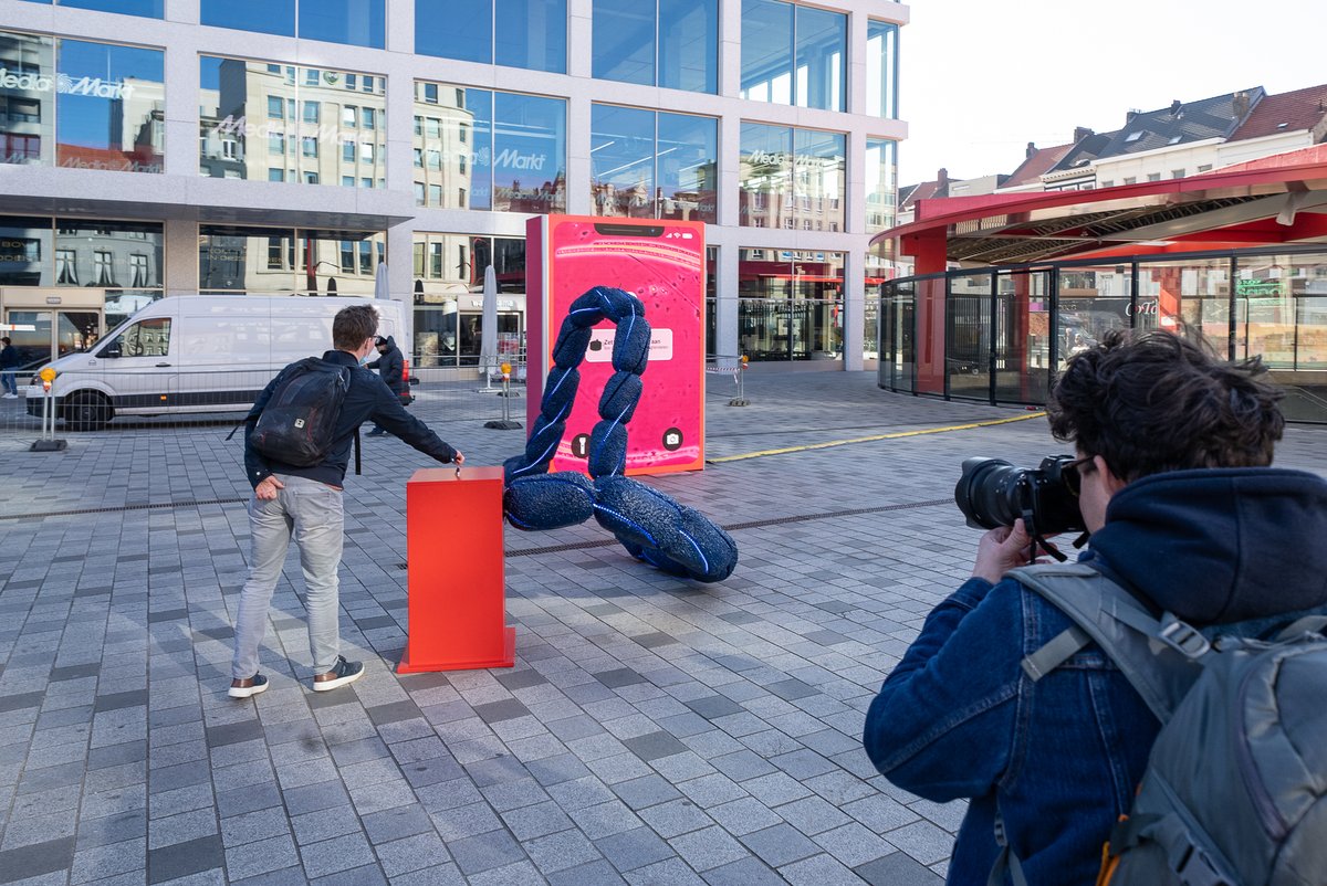 UAntwerpen's tweet photo. Wetenschappers aan @UAntwerpen ontdekten dat de #kabelbacterie elektriciteit geleidt –  en nog geen klein beetje. Op 11 en 12 maart 2022 kan het brede publiek het baanbrekende onderzoek op het Antwerpse #Operaplein zelf ontdekken. #bepaalmeedetoekomst

https://t.co/YBydkoFjx1 https://t.co/k0qCMnW9Fx