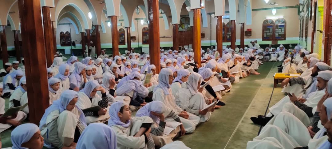 هذه الصورة من وادي ميزاب بالجمهورية الجزائرية وهي عبارة عن مجلس تلاوة القرآن في كل ليلة جمعة، ما أجملها من لحظات وأحلاها، إنها عيد وفرح في السماء وعيد وفرح في الأرض.
هنئيا لهم، نسأل الله أن يتقبل تلاوتهم ودعواتهم وتضرعهم وان لا يحرمنا بركة دعائهم.
مسجد النور ...آتبنور