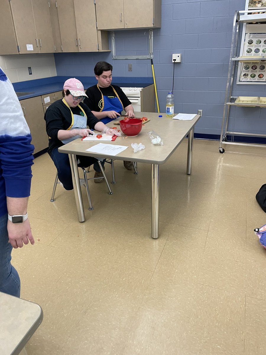 PHSelectricway's tweet photo. Thank you to Mr. Guthrie for helping out today in Electric Cafe! https://t.co/iNqtOf6JDL