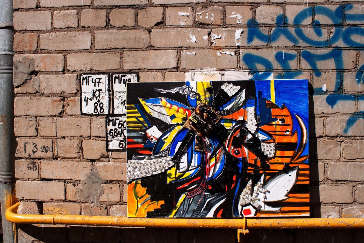 Growing through the concrete jungle, it blossoms with the lush color of microchips. its blood flows through wires, it marks the beginning of a new era of artificial life. Whoever can pluck the Techflower, incredible wonders await him

#mjuventa