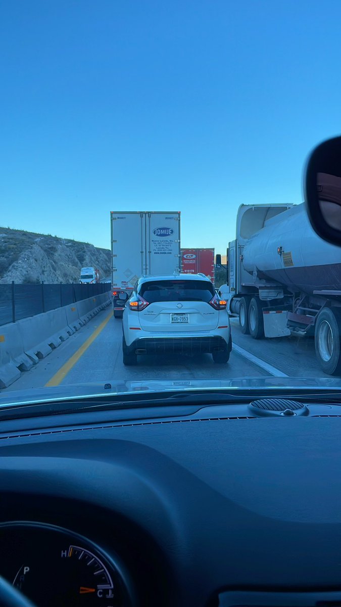 patogarzat's tweet photo. @autopistasalmty Cuanto tiempo estiman estemos parados? https://t.co/KfQq4ti761