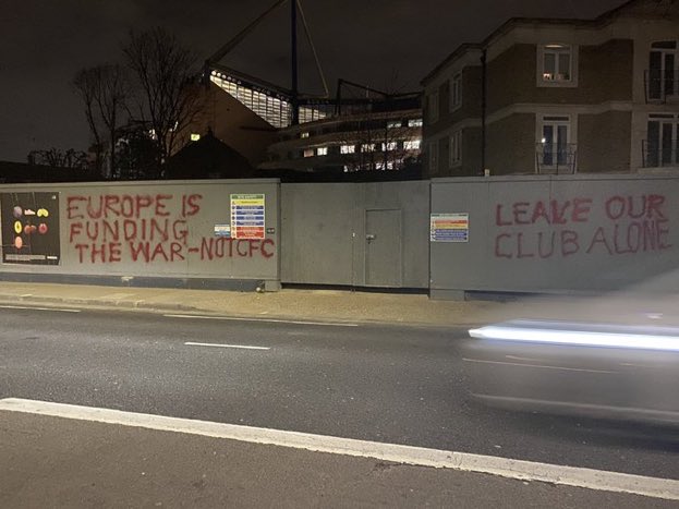 🗣️"Eropa-lah yang mendanai perang bukan Chelsea, tinggalkan klub kami sendiri." ✊

- Coretan di luar Stamford Bridge 🔵