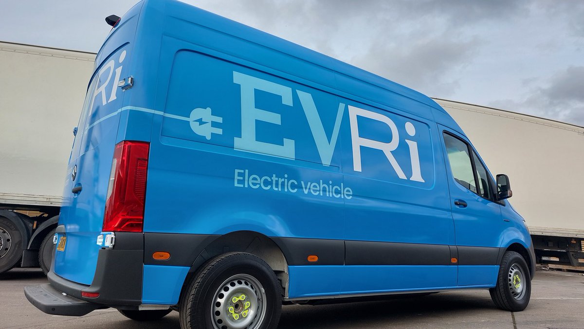 TheMOGroupUK's tweet photo. Consumer delivery firm, Hermes UK, has announced that it is to rebrand as ‘Evri’ with a new logo and brand identity that will be rolled out across all its locations, vehicles and ParcelShops.

Read more here: https://t.co/zVOkqALatH

#Hermes #Evri #logistics #recruitment https://t.co/oWbczwfDve