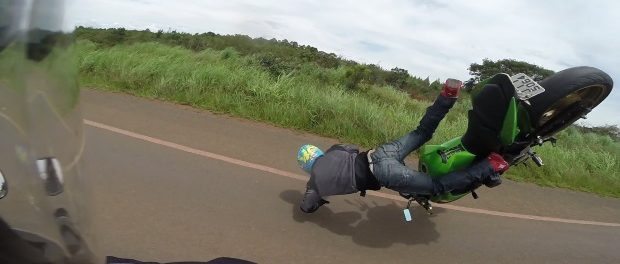 PoliciaTelde's tweet photo. Las calles y carreteras no son un circuito cerrado al tráfico, no vayas haciendo el tonto con tu moto/ciclomotor/bicicleta/patinete, cualquier imprevisto te puede dejar en una silla de ruedas para le resto de tu vida
#CCC #ConduceConCabeza https://t.co/jY4FLmmSys