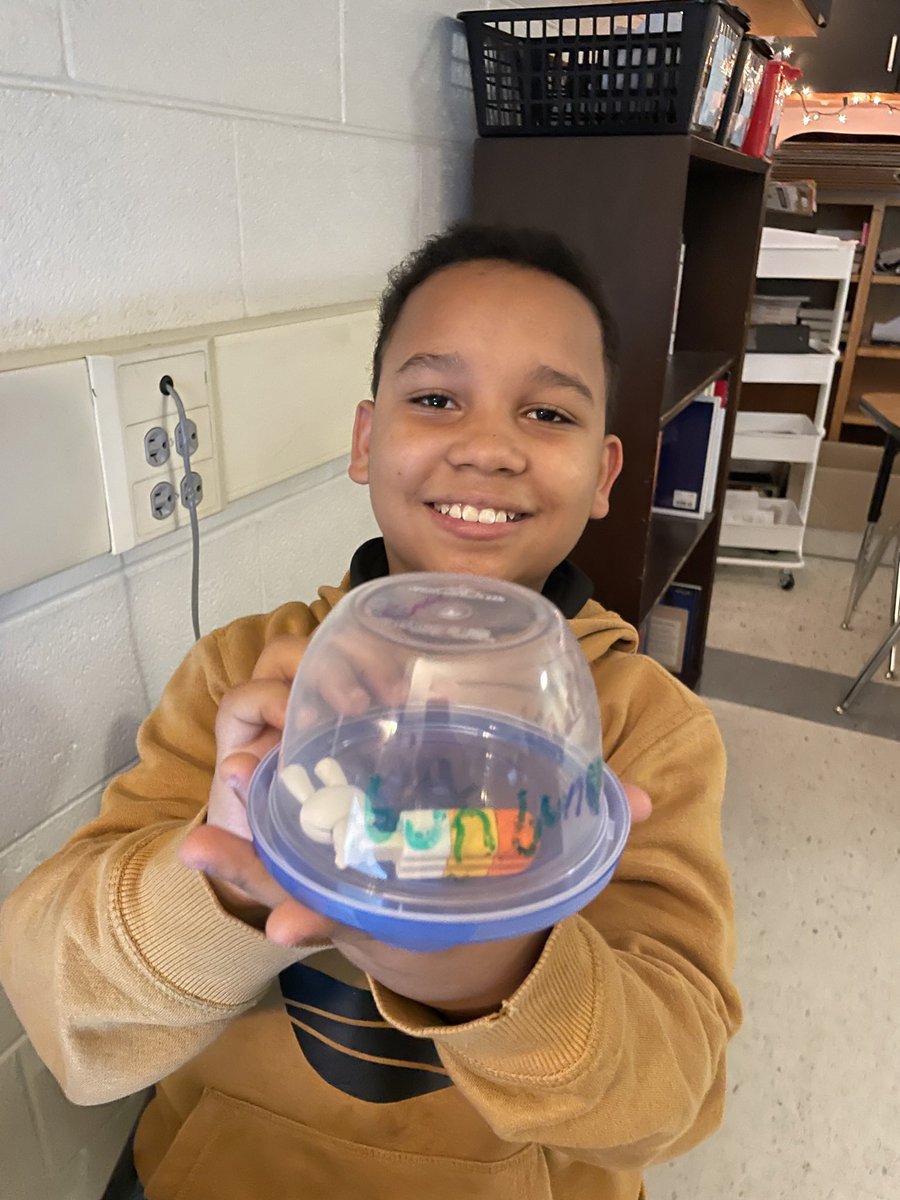 SparrowRoadInt1's tweet photo. Mr. Riffle’s class looks forward to taking care of their Desk Pets!  It takes a lot of responsibility and they are prod to show them off! #bebraveSRI @cpschoolsva https://t.co/MXyyvFoIJo