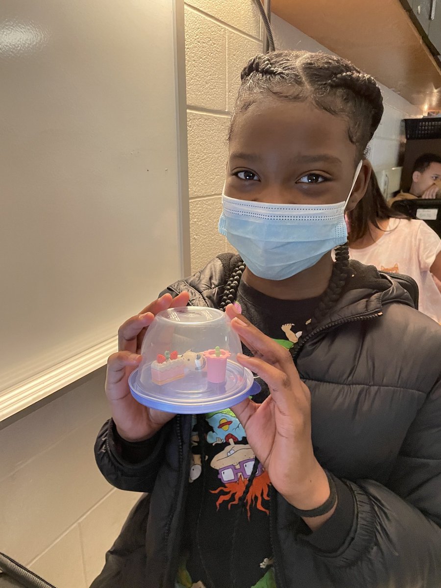 SparrowRoadInt1's tweet photo. Mr. Riffle’s class looks forward to taking care of their Desk Pets!  It takes a lot of responsibility and they are prod to show them off! #bebraveSRI @cpschoolsva https://t.co/MXyyvFoIJo