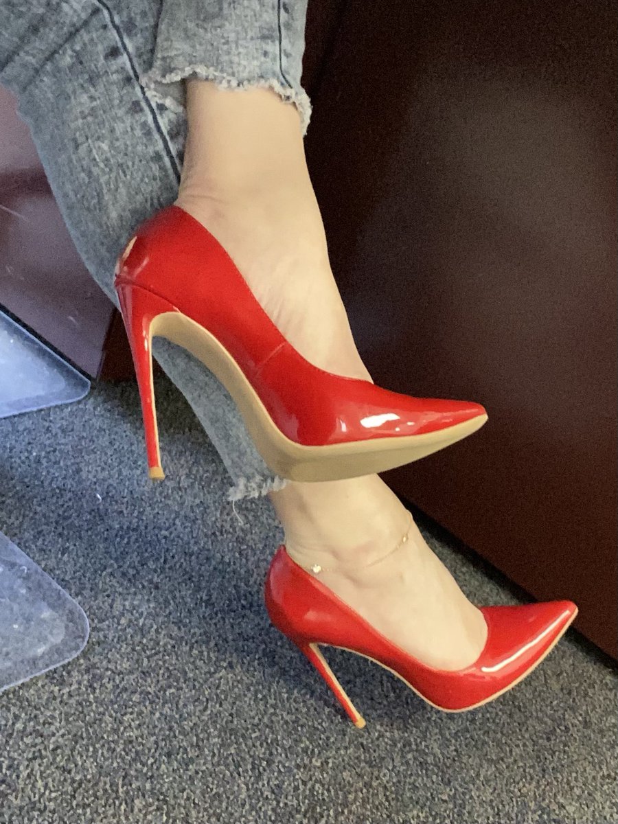 luv_heels's tweet image. #luvshoes #heels #highheels #officeheels #FridayVibes #TGIF #redheels #jeansandheals #jeans #legs #red❤️