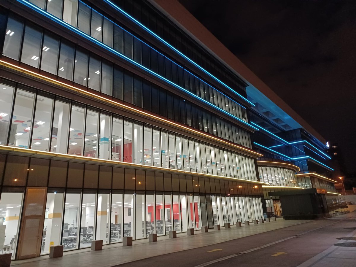 AXASegurosEs's tweet photo. Mantenemos nuestro edificio iluminado con los colores de la bandera de #Ucrania como muestra de solidaridad 
#StandWithUkraine https://t.co/bZ1UHx9W1S