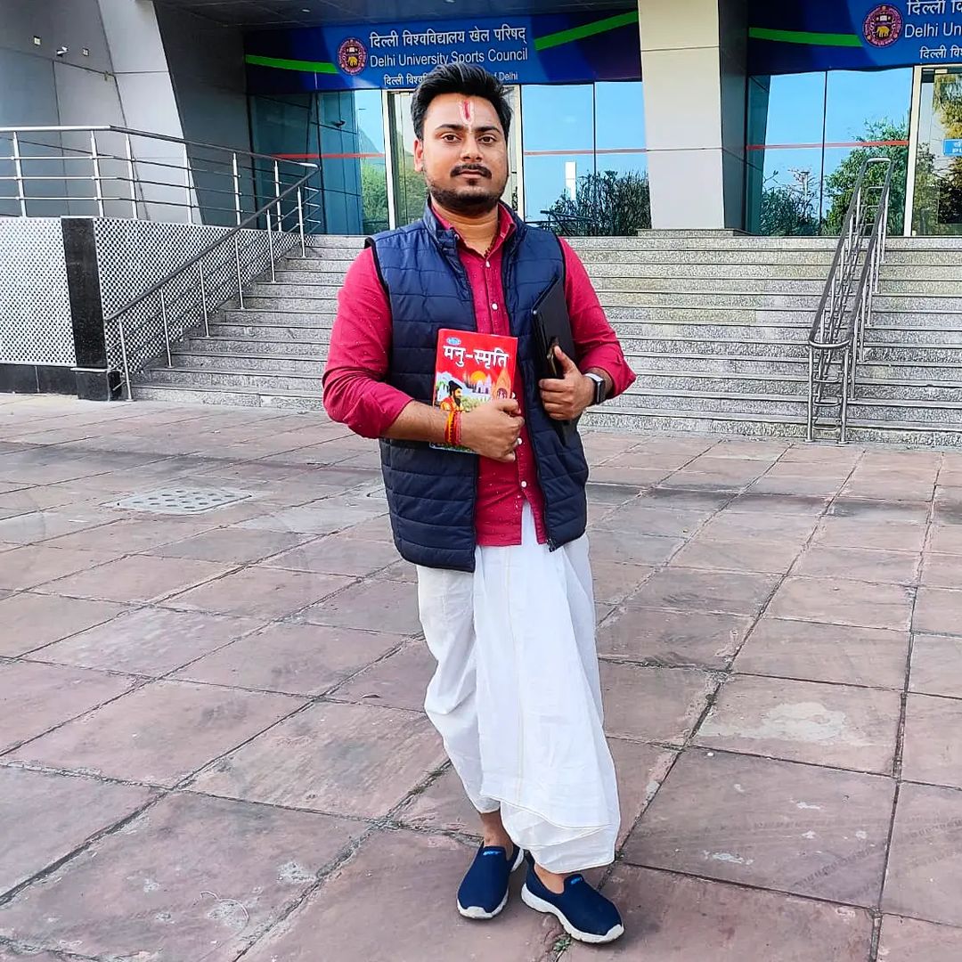 ambujbh's tweet photo. आज दिल्ली विश्वविद्यालय के अपने कॉलेज में पारंपरिक परिधान में ... 

आप भी पारंपरिक परिधान पहनें , अच्छा लगेगा। https://t.co/oylpeRI5Sj