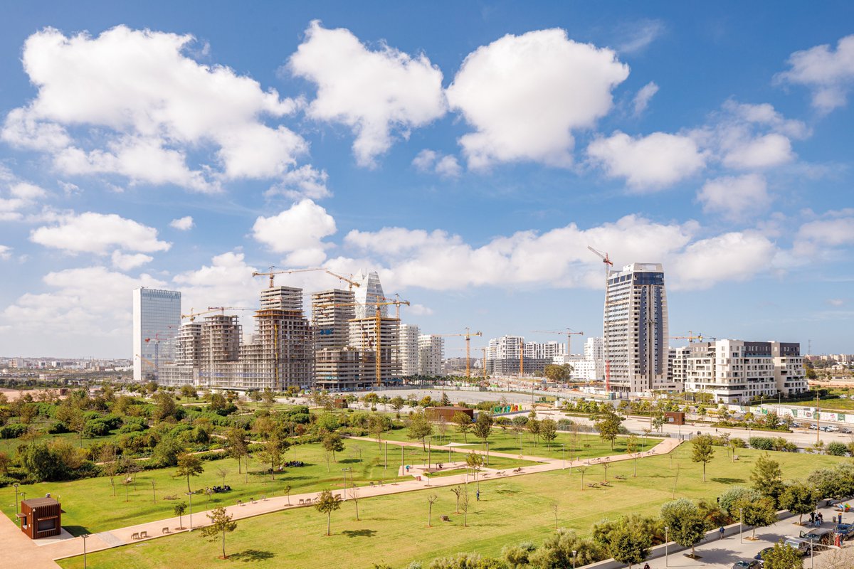 anfa_casa's tweet photo. Vue sur la silhouette urbaine du quartier de la place financière qui se dessine sur l’horizon. En premier plan Anfa Park.
(Photo par Alessio Mei) https://t.co/i7skR0SNtf