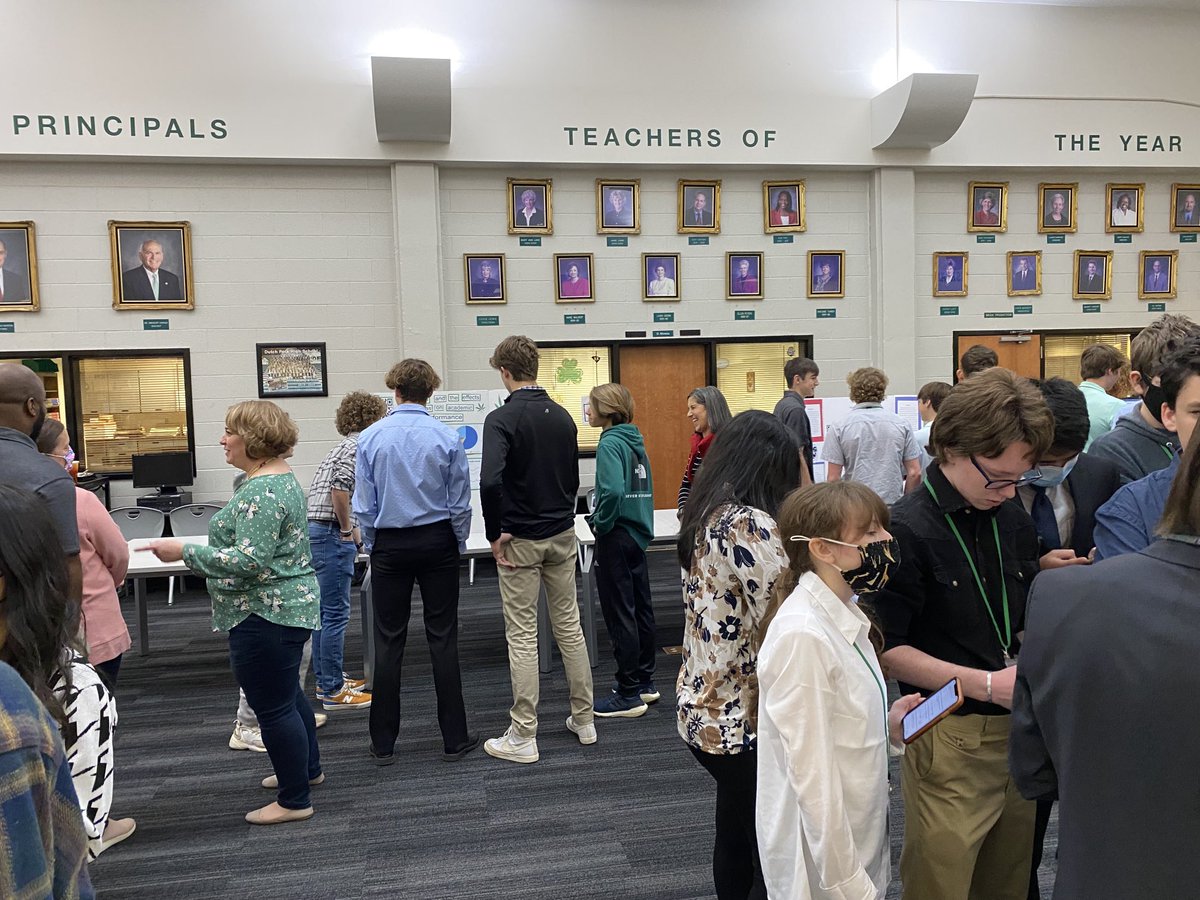LinardMccloud's tweet photo. From sleep habits to the power of protein to the globalization of k-pop, the 2022 DFHS stem research presentations cover it all! #dfhs #goodtoseeparents https://t.co/SlM8PR9h37