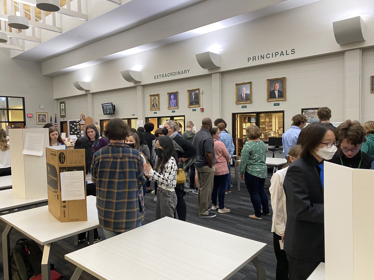 LinardMccloud's tweet photo. From sleep habits to the power of protein to the globalization of k-pop, the 2022 DFHS stem research presentations cover it all! #dfhs #goodtoseeparents https://t.co/SlM8PR9h37