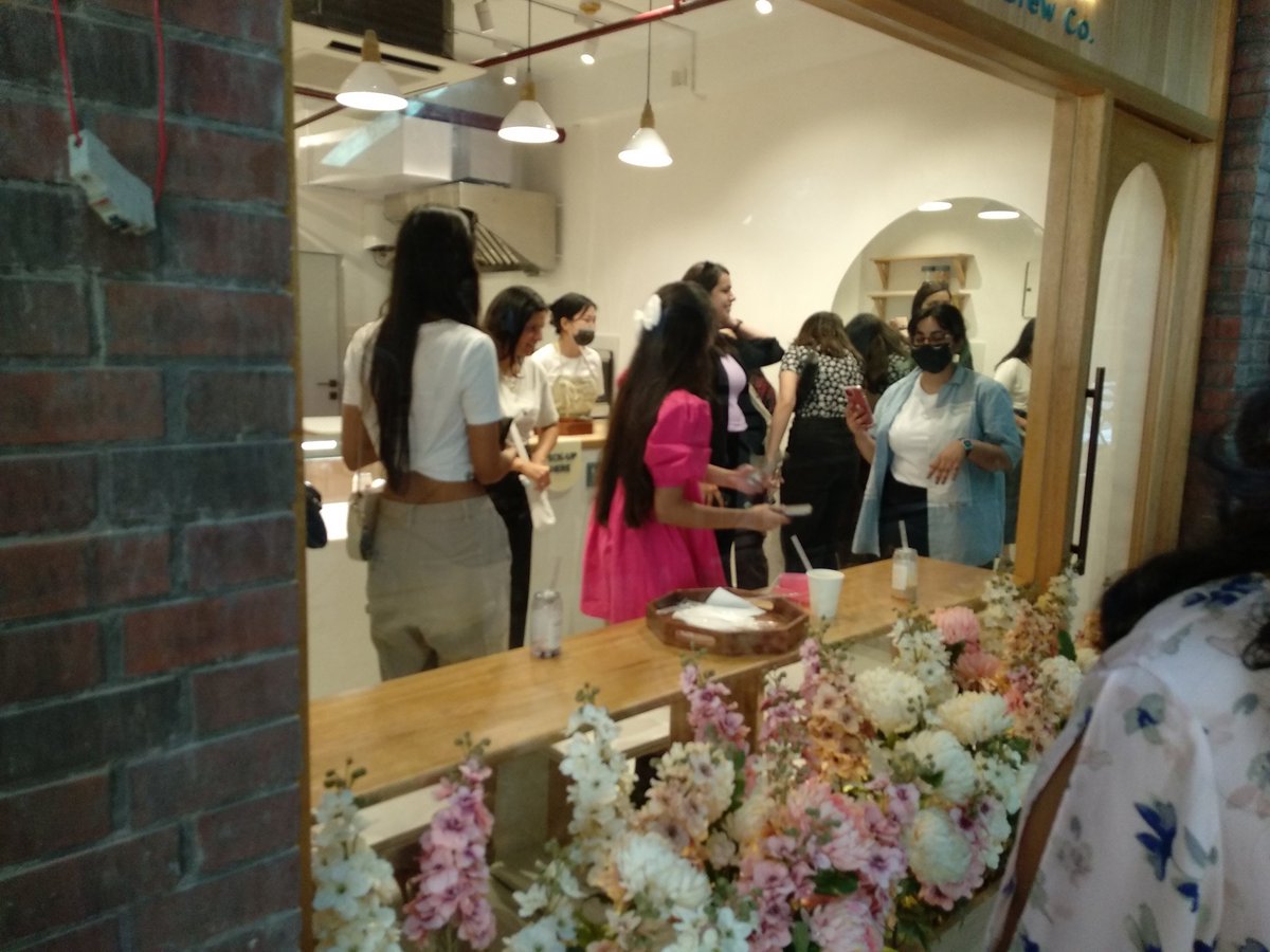 JaishreeMisra's tweet photo. At the #Gurgaon launch of India's BEST bubble tea cafe #GotTea
Pssst ... I've known the owner before he was even a gleam in his mother's eye 😍 https://t.co/RbgcXDxeFv