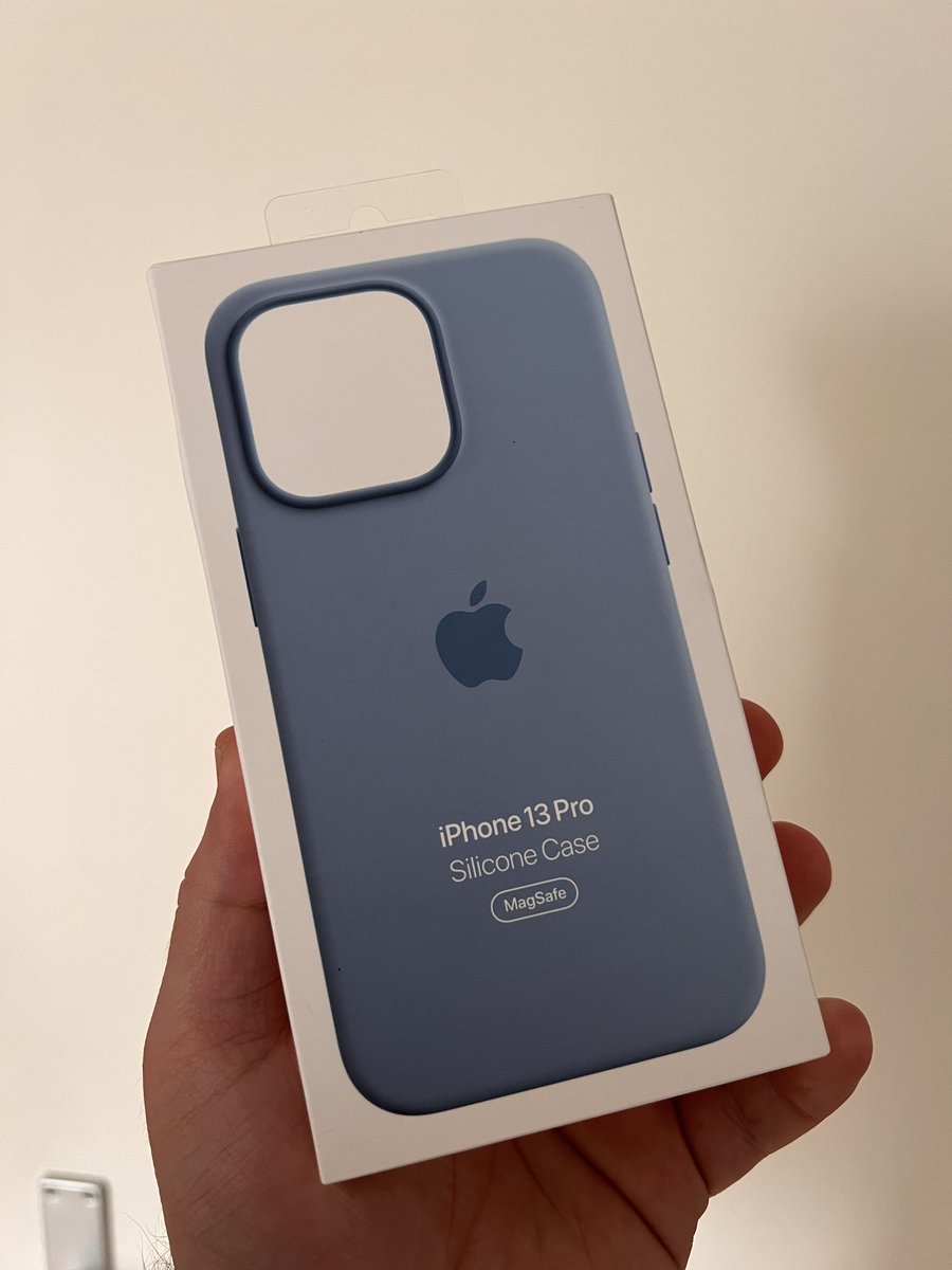Siebenneunziger's tweet photo. Sie ist so verdammt schรถn - i love it @Apple ๐โค๏ธ
#BlueFog #Dunstblau #AppleCase #newspringcases #AppleEvent https://t.co/jCBBXOO5CA