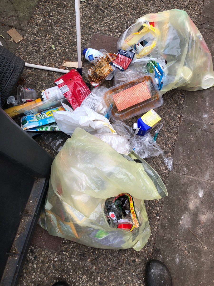 MiekeHave's tweet photo. Wordt het niet tijd voor een betere kwaliteit plasticzakken @Middengroningen https://t.co/ZO68YCVdtr