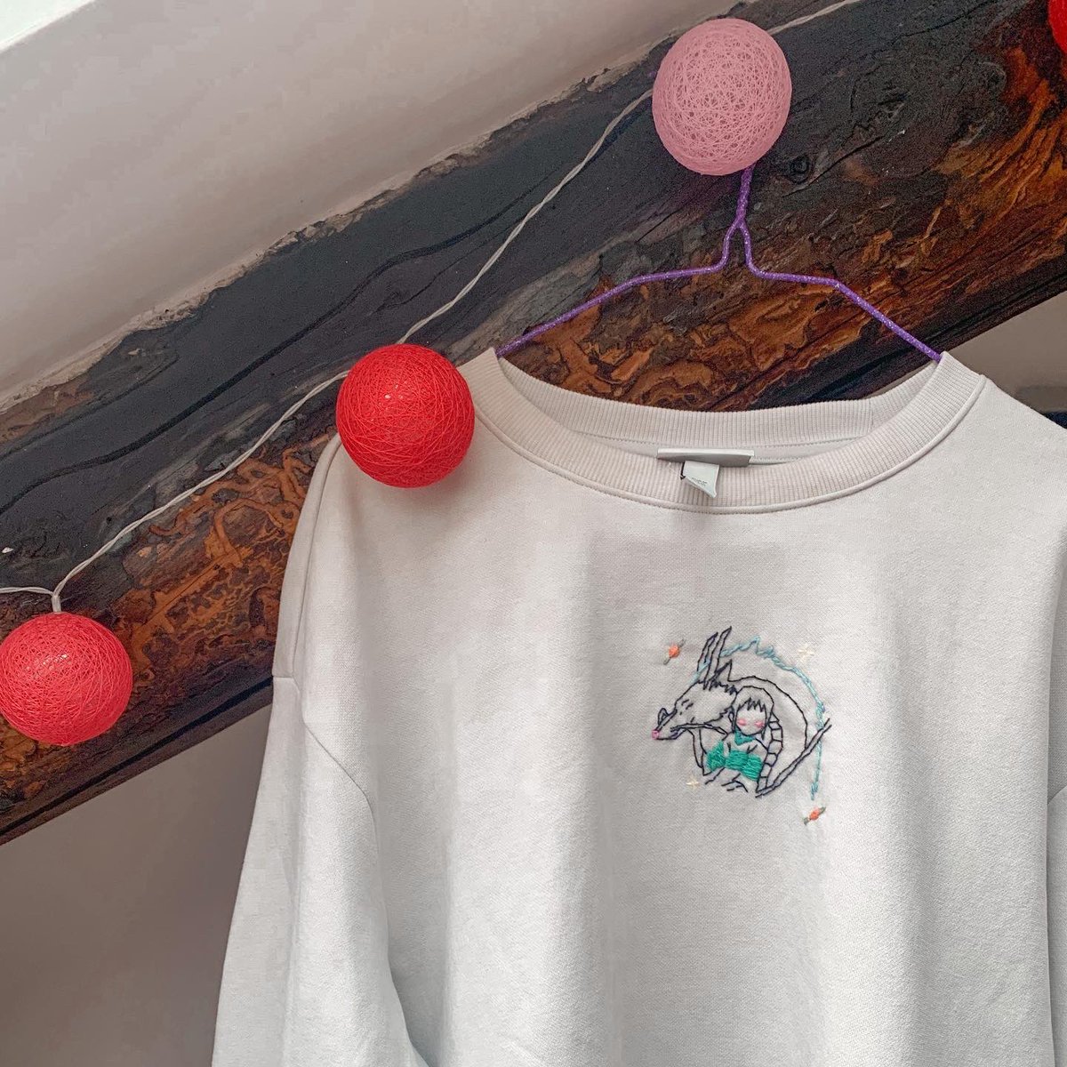 in pronta consegna questa nuova felpa carinissima hakuxchihiro 🥲🤍 pls rt o mi piace su ig @/vanilamade ✨ ho lo shop completamente morto
