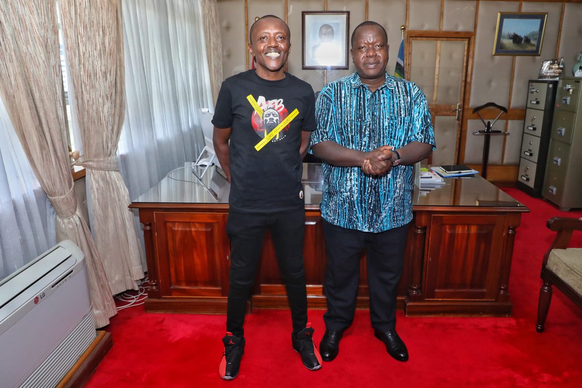 ItsMainaKageni's tweet photo. The very moment Mutahi alitupa masks kando..... @FredMatiangi great seeing you again... Welcome to the weekend!!! https://t.co/n1OzY0gMCo