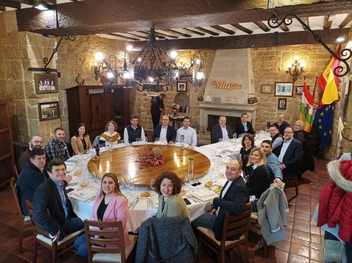 AleaSolucionesS's tweet photo. Disfrutando de una comida maridada con los mejores vinos de Bodegas Muga tras visitar sus instalaciones en la última de las #jornadasoperadores. 

Agradecimientos a @Huawei_ent, @onivianetworks, y Vento Rede y todos los #ISP que nos habéis acompañadoen este Roadshow. https://t.co/kYWr9Aakul