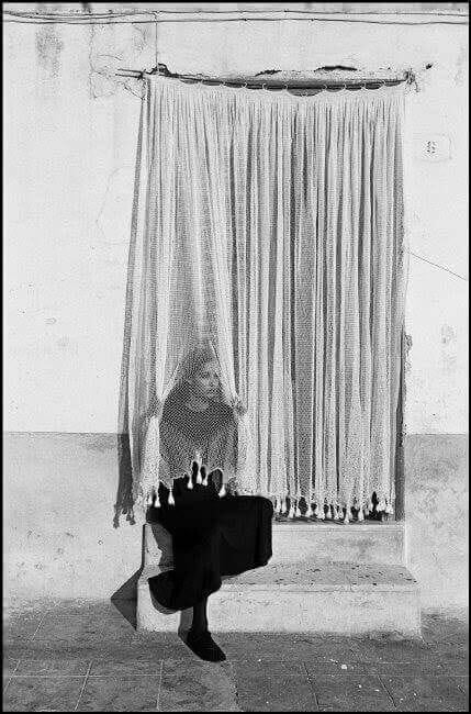 literlandweb1's tweet photo. “Yo creo que la única gran pérdida son las ilusiones, y a veces las certidumbres, por hermosas que sean, no alcanzan a reemplazarlas". 
Julio Cortázar
 📷Ferdinando Scianna https://t.co/CHcZunsnMY