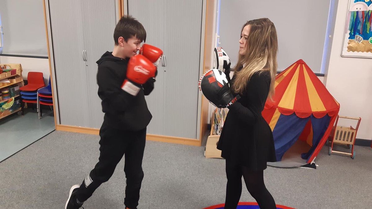 LeicsCFWSYouth's tweet photo. We want our young people to feel free and happy, and it is important that we do what we can to support their mental wellbeing 🤗
We also expressed the importance of warming up and doing stretches before taking part in the activity itself 🥳🥳
#boxingfun #leicsyouthjustice https://t.co/nXZyhjrgRO