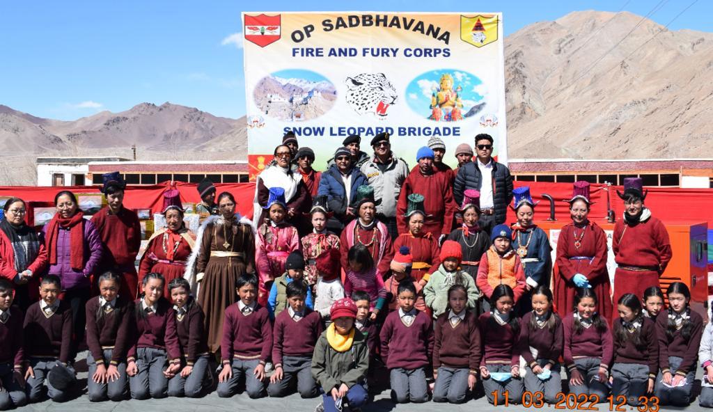 firefurycorps's tweet image. Reaffirming deep bonds &amp;amp; resolute commitment towards people of Ladakh #SnowLeopardBrigade provided essential items to local population for survival in harsh winters #OpSadbhavana #IndianArmyPeoplesArmy #WeCare #ShiningLadakh 
@adgpi @NorthernComd_IA @lg_ladakh @tashi_gyalson
