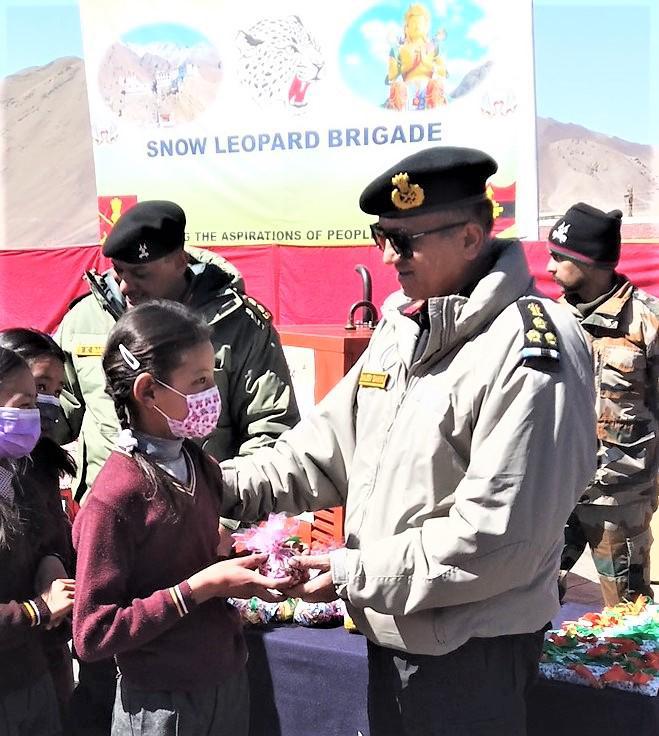 firefurycorps's tweet image. Reaffirming deep bonds &amp;amp; resolute commitment towards people of Ladakh #SnowLeopardBrigade provided essential items to local population for survival in harsh winters #OpSadbhavana #IndianArmyPeoplesArmy #WeCare #ShiningLadakh 
@adgpi @NorthernComd_IA @lg_ladakh @tashi_gyalson