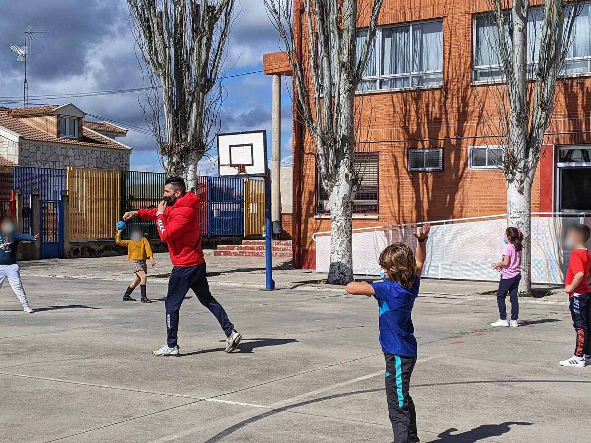 Gran mañana de balonmano en el CEIP Europa de La pedraja de Portillo! ☀️🤾‍♂️
@deportesdipu <a href="/Dip_Va/">Diputación de Valladolid</a> <a href="/FCYLBM/">Federación de Castilla y León de Balonmano</a>