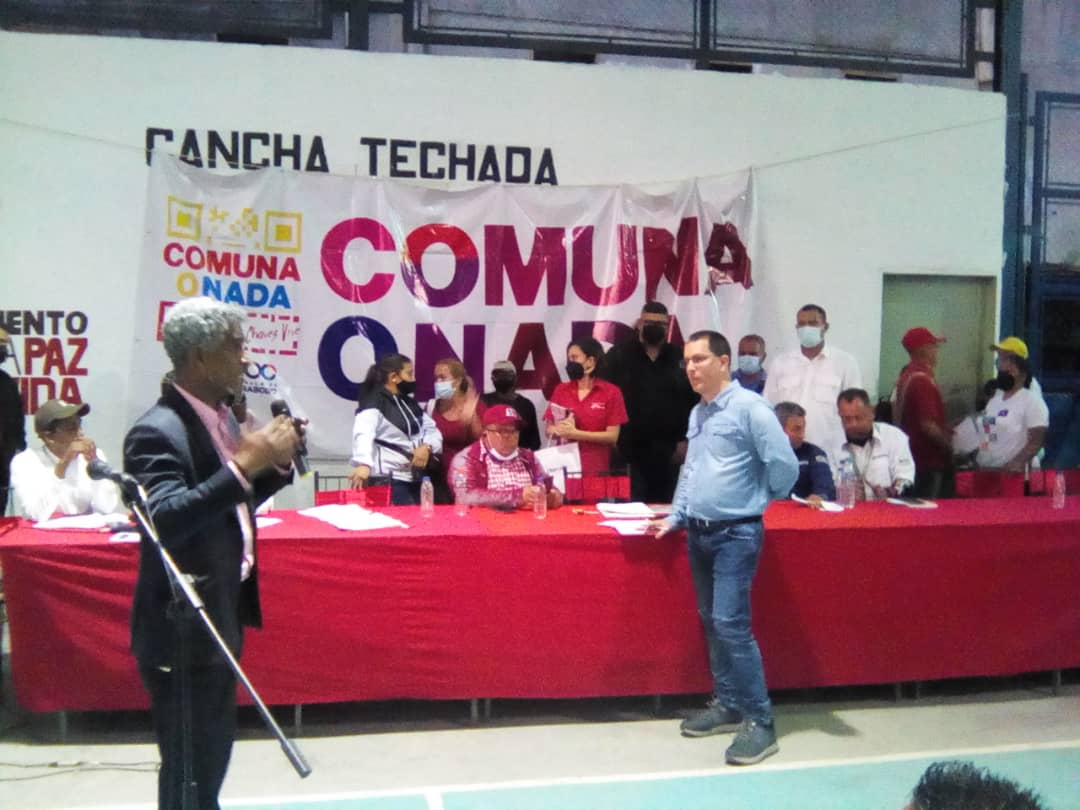 jovanyquintero's tweet photo. #EnGuarenas Ministro de #Comunas .@jaarreaza recibe Propuesta Creando Haciendo del NUEVO ECOSISTEMA ECONÓMICO FINANCIAMIENTO COMUNAL. Una alternativa desde las UNIDADES PRODUCTIVAS FAMILIARES #UPF para el Impulso Económico Nacional. #SomosUPF #SoyUPF
.@NicolasMaduro .@TropaC4_HC https://t.co/aBAmYK6PjS