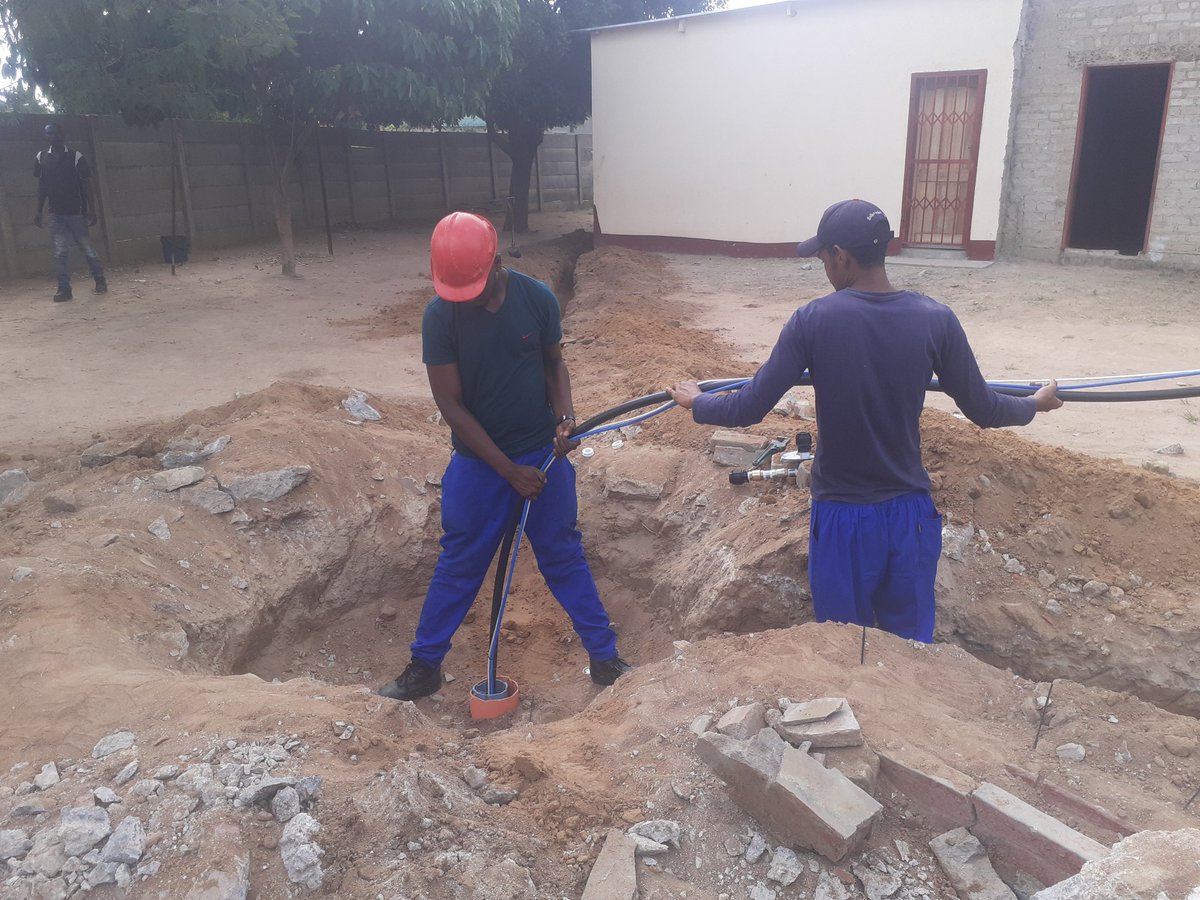 WisdomNyama's tweet photo. Members of @YoungPeopleMul1 doing water supply.We power one of the biggest water supply mechanism for income generating projects in Epworth.The whole was done by the youth including women and girls.@NLinZimbabwe @euinzim @ICA_AFRICA1 #GCE #Replication @OpenlyBlack_ #YPMCS https://t.co/EDIbjm3sGq
