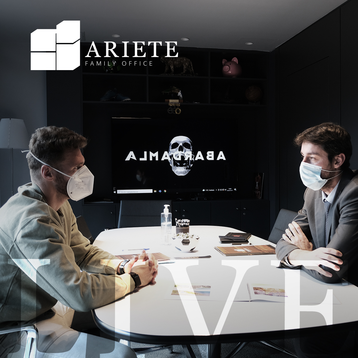 Arietecapital's tweet photo. ARIETE I 📸 Esta semana hemos recibido en nuestra oficina al jugador del RCD Espanyol de Barcelona, @gomez_sergi . Trabajamos junto con el futbolista su tranquilidad en el campo de la vida.
#ArieteLive #ArieteFO #ArieteFamilyOffice #ArieteLifeStyle #Capitalentuvida https://t.co/3nvZ20lHxT