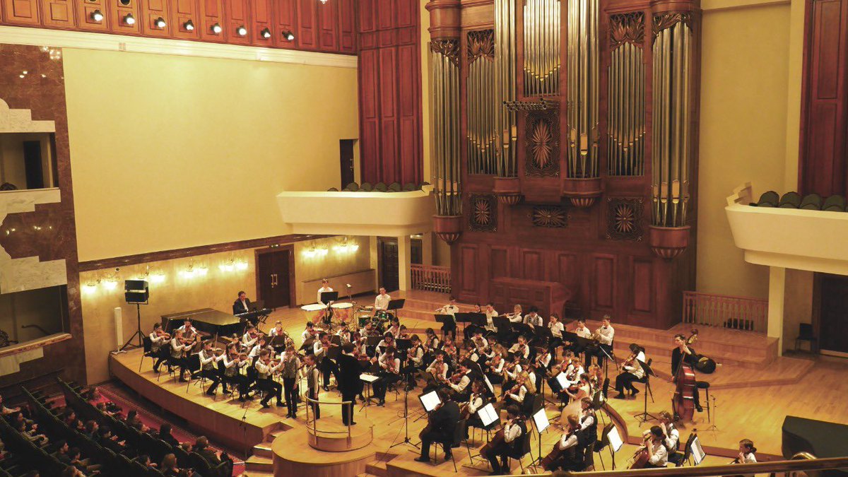 tat_symphony's tweet photo. Сегодня в ГБКЗ им. Сайдашева состоялся концерт Молодежного симфонического оркестра Республики Татарстан в рамках образовательного проекта ГАСО РТ и маэстро Александра Сладковского «Дети детям». Проект направлен на популяризацию классической музыки среди детей школьного возраста. https://t.co/rwUDtngdbU