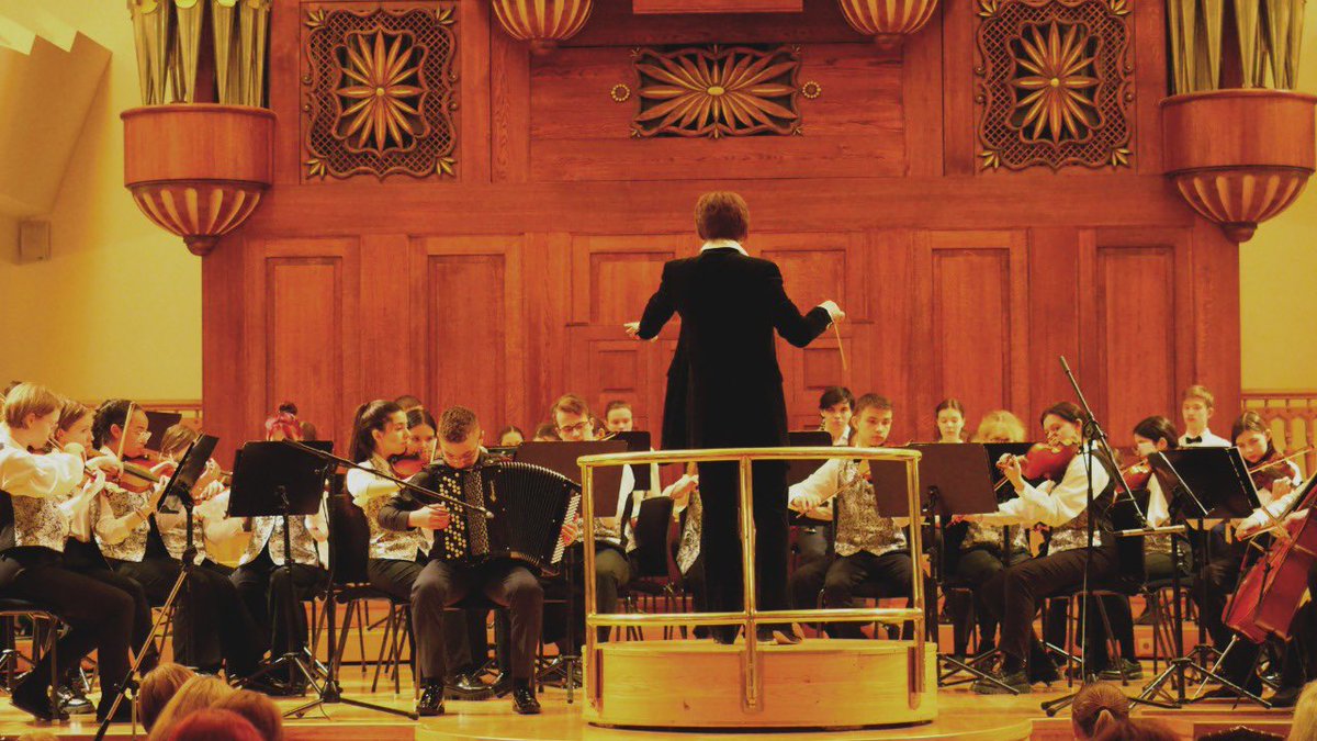 tat_symphony's tweet photo. Сегодня в ГБКЗ им. Сайдашева состоялся концерт Молодежного симфонического оркестра Республики Татарстан в рамках образовательного проекта ГАСО РТ и маэстро Александра Сладковского «Дети детям». Проект направлен на популяризацию классической музыки среди детей школьного возраста. https://t.co/rwUDtngdbU