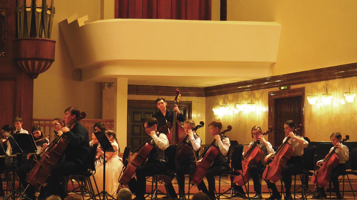 tat_symphony's tweet photo. Сегодня в ГБКЗ им. Сайдашева состоялся концерт Молодежного симфонического оркестра Республики Татарстан в рамках образовательного проекта ГАСО РТ и маэстро Александра Сладковского «Дети детям». Проект направлен на популяризацию классической музыки среди детей школьного возраста. https://t.co/rwUDtngdbU