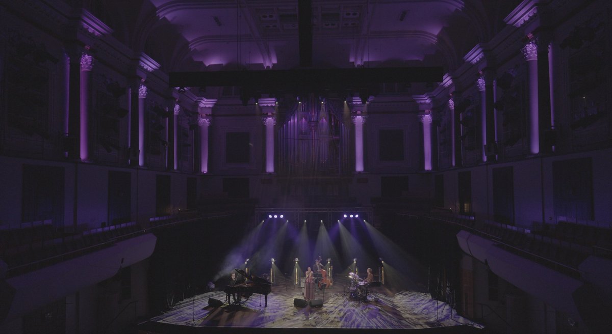 And to end our #IWD2022 event the wonderful soul & jazz singer Dana Masters is performing one of her original songs 'Call You Home'🎤What a powerful way to the curtain down on a truly incredible event. #IWDTheDock