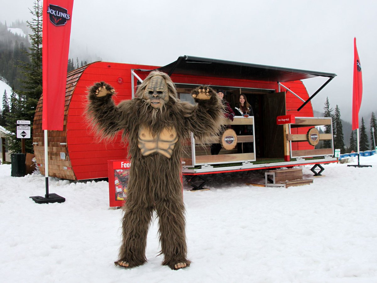 juiceworksJWE's tweet photo. #FlashbackFriday to this awesome #mobilesampling trailer we fabricated for @SDImktg. 

This stylish #customtrailer was used for a Jack Link's #experientialactivation to provide samples of their Beef Jerky at various #events across Canada. ❄️🚚

#juiceworks_exhibits #fabrication https://t.co/lgWJqi6lwB