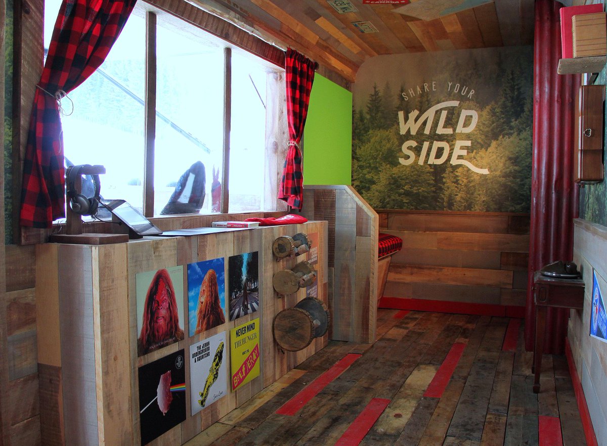 juiceworksJWE's tweet photo. #FlashbackFriday to this awesome #mobilesampling trailer we fabricated for @SDImktg. 

This stylish #customtrailer was used for a Jack Link's #experientialactivation to provide samples of their Beef Jerky at various #events across Canada. ❄️🚚

#juiceworks_exhibits #fabrication https://t.co/lgWJqi6lwB