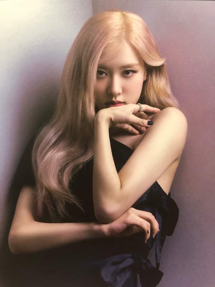 Hn19025972's tweet photo. Kỉ niệm 1 năm cho những cố gắng của em đã thành hiện thực, một Rosé chân thật nhất, luôn cố gắng hết sức mình.
SOLOIST ROSÉ ANNIVERSARY🖤
#OneYearWithR
#R러뷰_로제솔로_1주년 https://t.co/siOSphfvT7