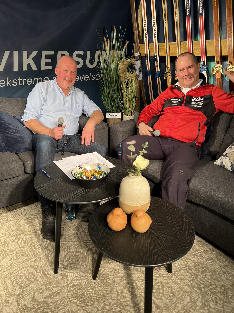 Vikersund's tweet photo. Premiere på VM TV nå.
Se sendingen her:
https://t.co/ZVAQsNb2fW
#vikersund2022 #vikersund #tvmodum #bygdeposten #danvik #skiflying #skijumping https://t.co/ZdM0YSU5Y1
