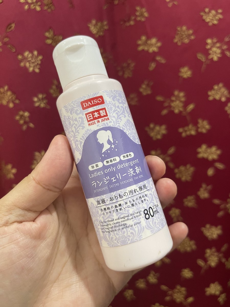 AliatulAqila's tweet image. 📍Attention to all ladies 

Selalunya kalau baju terkena darah yang kering susah nak hilang kan? Haritu eya ada luka dekat kaki tak perasan dia terkena telekung. Kalau guna sabun biasa memang tak tanggal ye! Nasib eya jumpa sabun magic ni terus selesai masalah eya 😝